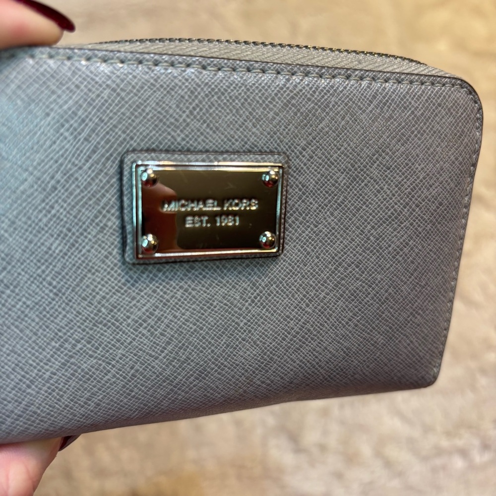 Michael Kors Wallet Pearl Gray Saffiano Leather Silver Hardware Wristlet Classic - Picture 12 of 14